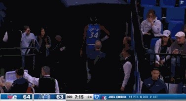 雷速体育比分直播-这球够硬!恩比德顶翻小卡特扣篮2+1 后者回更衣室