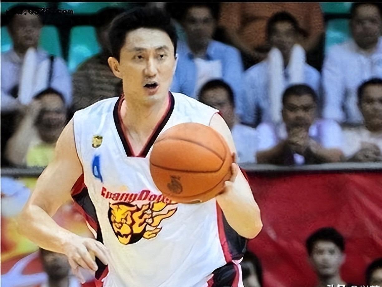 雷速体育直播官网入口-他是广东宏远主教练，身兼重任财富自由，感谢3个姐姐供他打球